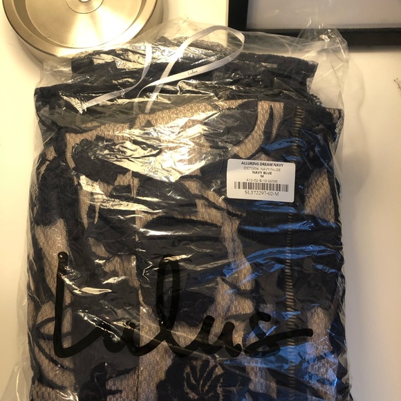 Brand New Navy Lace Lulus Dres - Picture 4 of 6